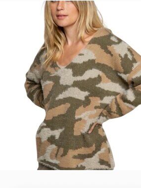 POL Fuzzy Sweater Warm Camouflage Oversized V Neck Pullover Women’s Size Med